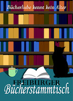 Oben steht "Bücherliebe kennt kein Alter" und unten steht "Freiburger Bücherstammtisch". Im Hintergrund ist ein Bücherregal mit Büchern in Rot- und Blautönen. Im Vordergrund ein türkisfarbener Tisch, auf dem ein aufgeschlagenes Buch liegt. Links davon steht eine grüne, dampfenden Tasse, rechts sieht man die schwarze Silhouette einer Katze..