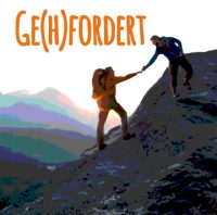 Zwei Personen, die als Silhouetten dargestellt sind, besteigen einen Berg und helfen sich dabei gegenseitig.