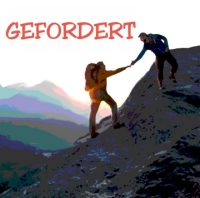 Zwei Menschen, die als Silhouetten dargestellt sind, besteigen einen Berg und helfen sich gegenseitig. Darüber steht GEFORDERT.